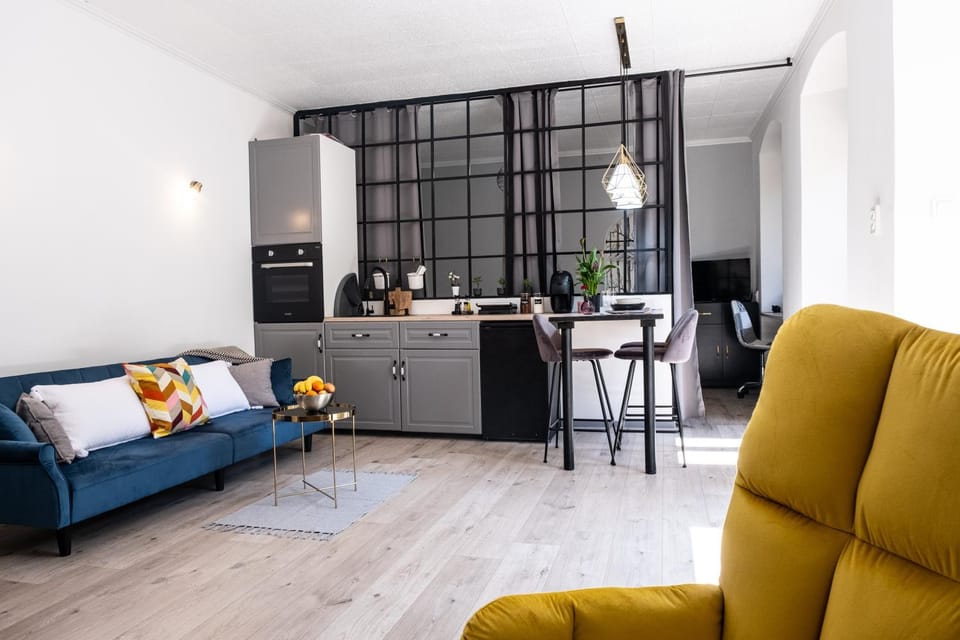 Kitchen or kitchenette, Living room, Seating area, Dining area