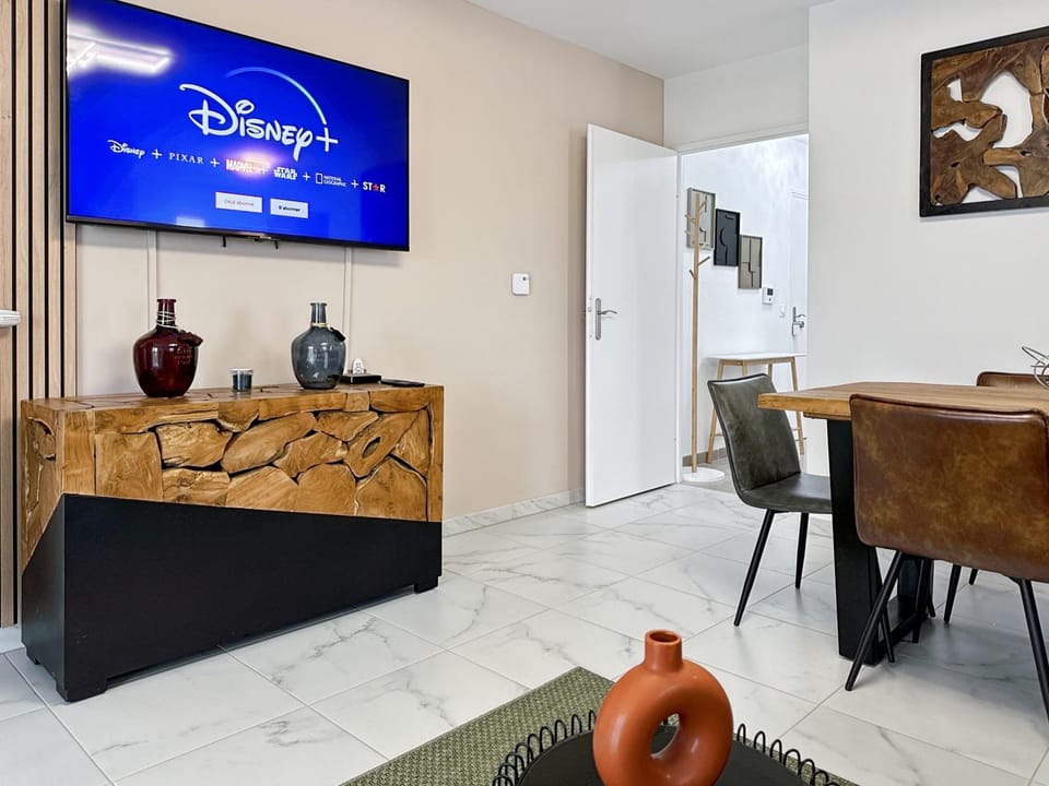 TV and multimedia, Living room, Dining area