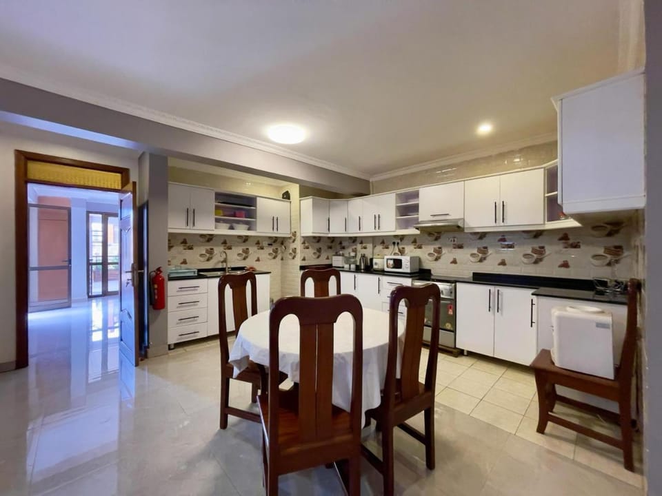 Kitchen or kitchenette, Seating area, Dining area, minibar, pet friendly, storage, stove, acessibility