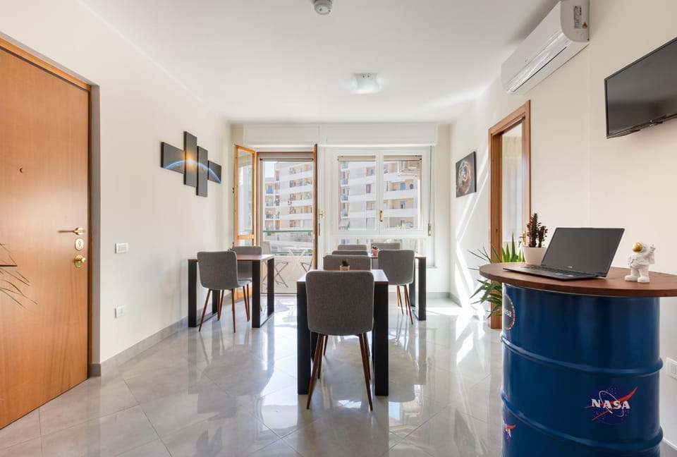 Communal lounge/ TV room, TV and multimedia, Coffee/tea facilities, Balcony/Terrace, Living room, Seating area, Dining area, Italian breakfast, locker, air conditioner