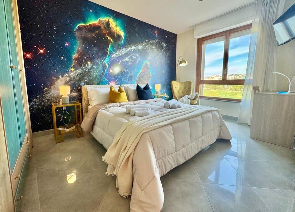 Bed, TV and multimedia, View (from property/room), Photo of the whole room, Decorative detail, Bedroom, City view, Garden view, furniture, heating, internet, safe, towels, air conditioner