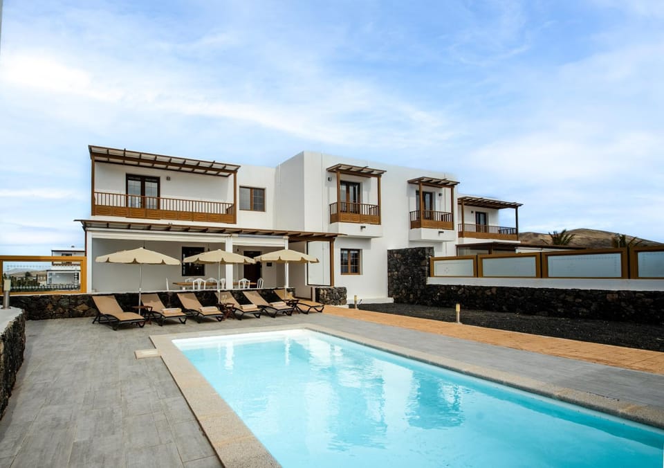 Property building, Facade/entrance, Garden, Garden view, Pool view, Swimming pool, sunbed