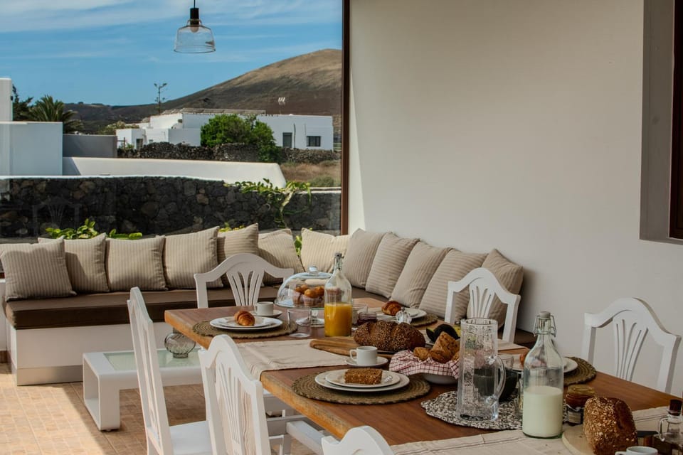 Natural landscape, View (from property/room), Balcony/Terrace, Dining area, Mountain view, Breakfast