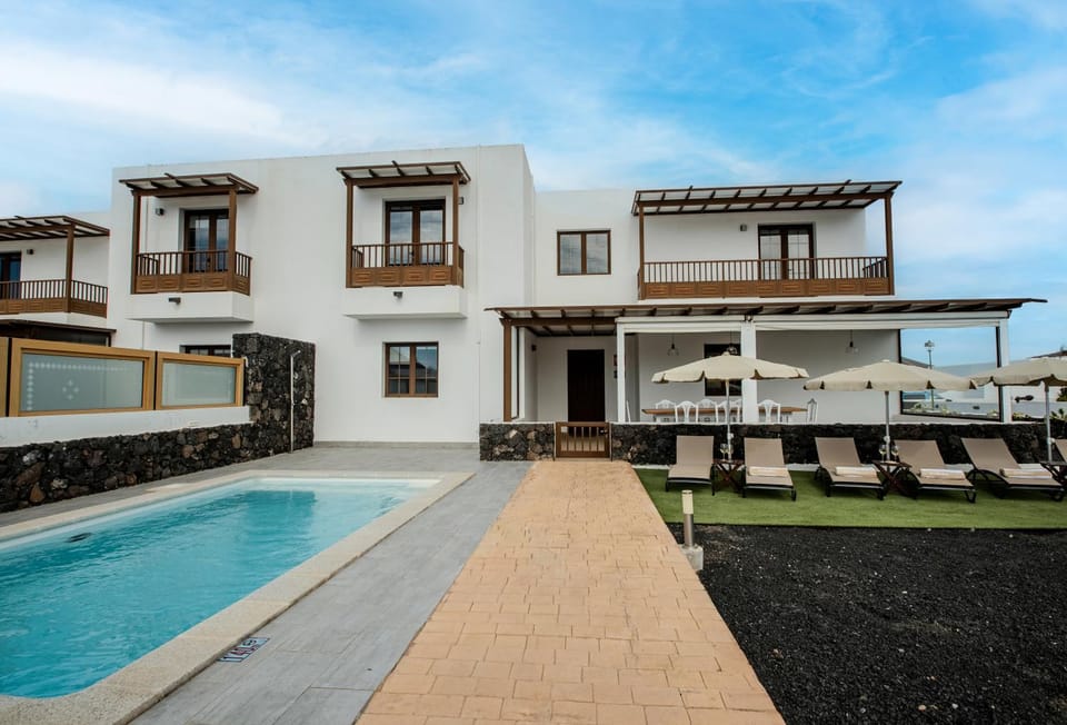 Property building, Day, Garden, View (from property/room), Balcony/Terrace, Pool view, Swimming pool, sunbed