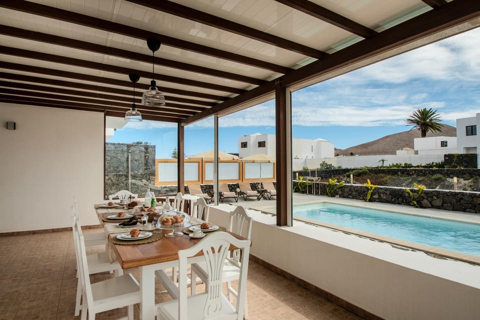 Day, View (from property/room), Dining area, Pool view, Swimming pool, sunbed