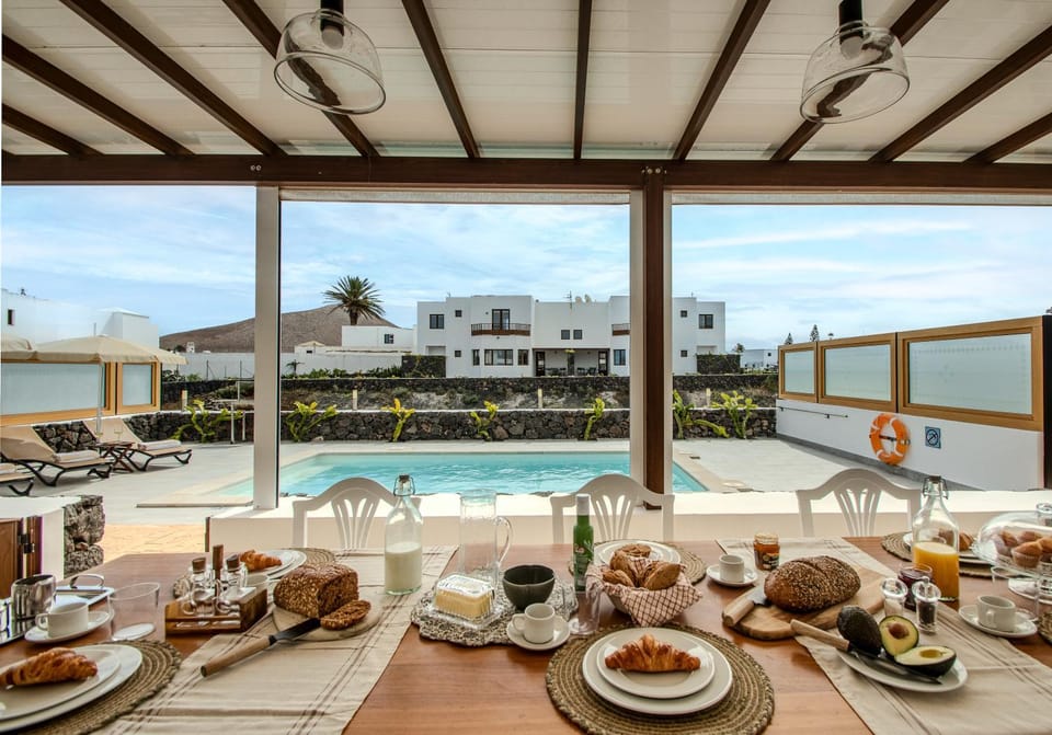 Natural landscape, View (from property/room), Balcony/Terrace, Dining area, Pool view, Swimming pool, sunbed