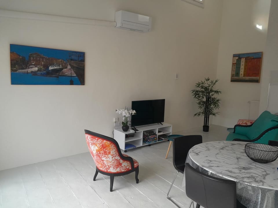 TV and multimedia, Living room, Dining area