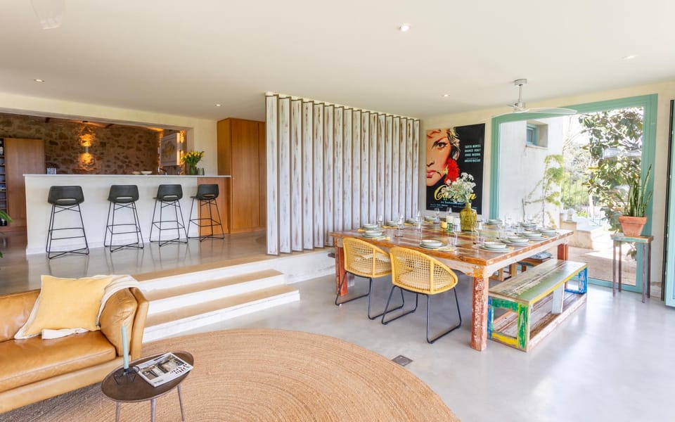 Kitchen or kitchenette, Living room, Seating area, Dining area