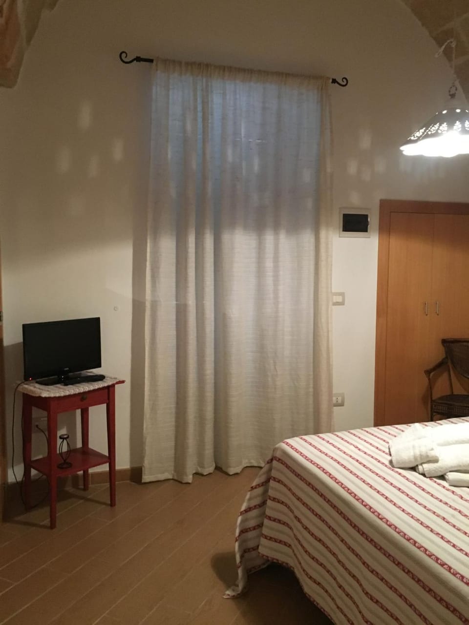 Bed, TV and multimedia, Photo of the whole room, Evening entertainment, Bedroom, hair dresser