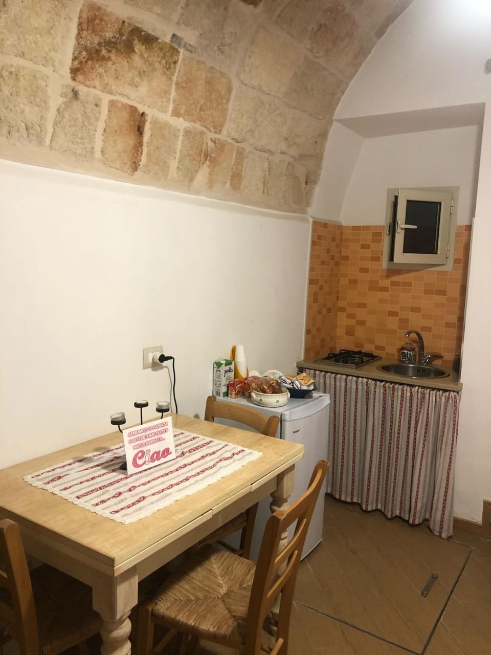 Kitchen or kitchenette, Living room, Seating area, Dining area