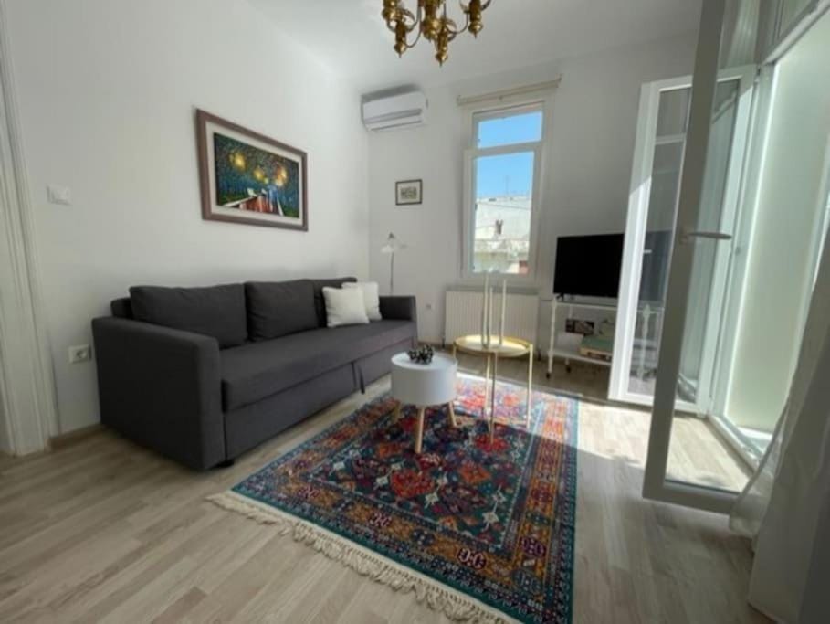 TV and multimedia, Living room, Seating area, Evening entertainment, air conditioner