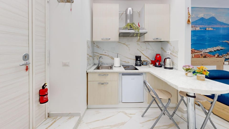 Kitchen or kitchenette, Dining area, stove