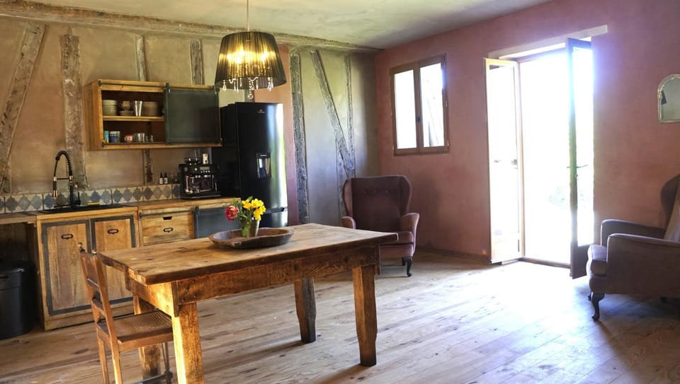 Kitchen or kitchenette, Decorative detail, Seating area, Dining area, hair dresser, acessibility