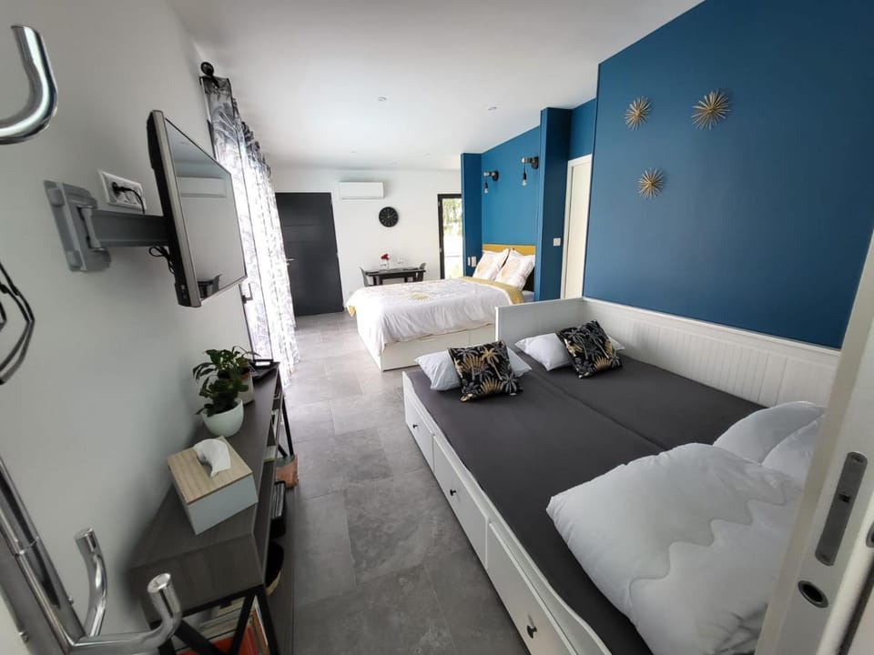 Bed, TV and multimedia, Living room, Photo of the whole room, Bedroom, air conditioner