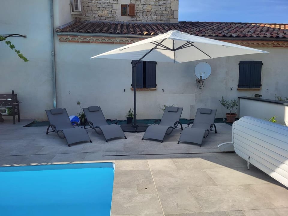 Swimming pool, sunbed