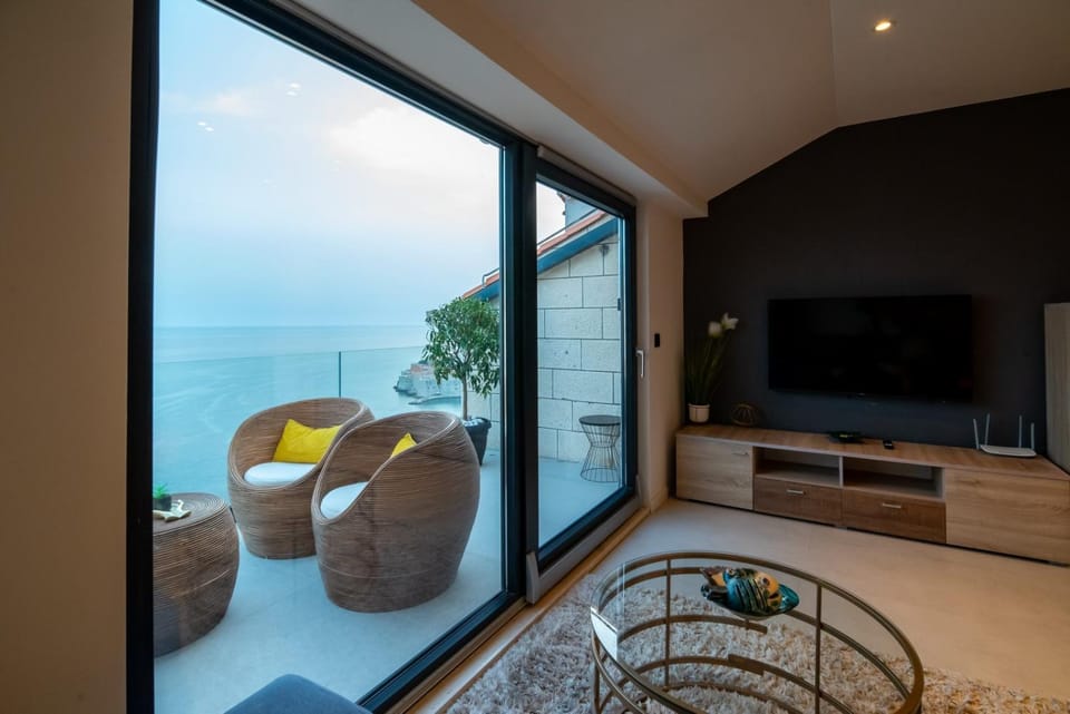 Communal lounge/ TV room, TV and multimedia, Living room, Seating area, Sea view