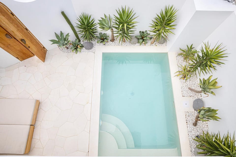Day, Swimming pool, sunbed