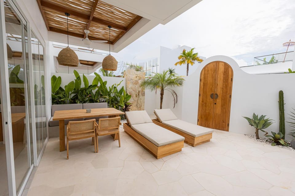 Dining area, sunbed