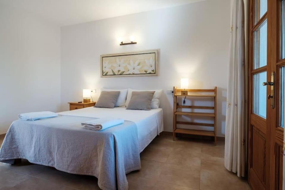 Can Pere March. Casa familiar con piscina. House in Ibiza