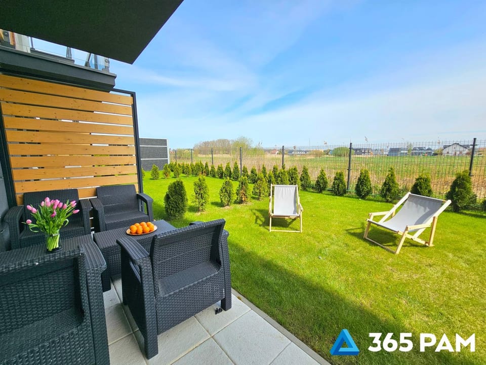 Property building, Patio, Spring, Day, Natural landscape, Garden, Garden view, sunbed