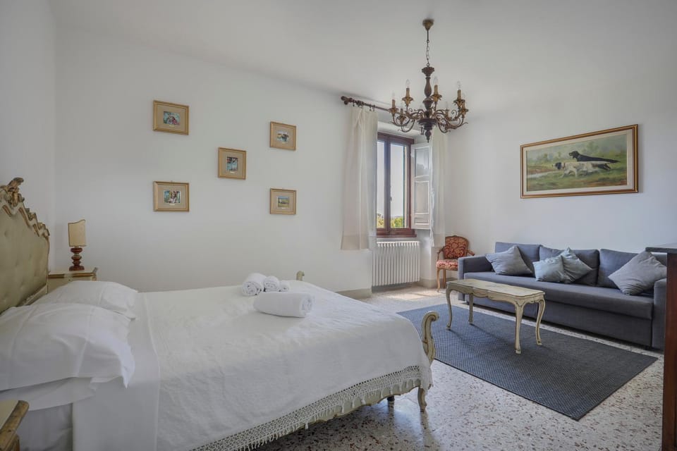 Bed, Living room, Photo of the whole room, Seating area, Bedroom, towels