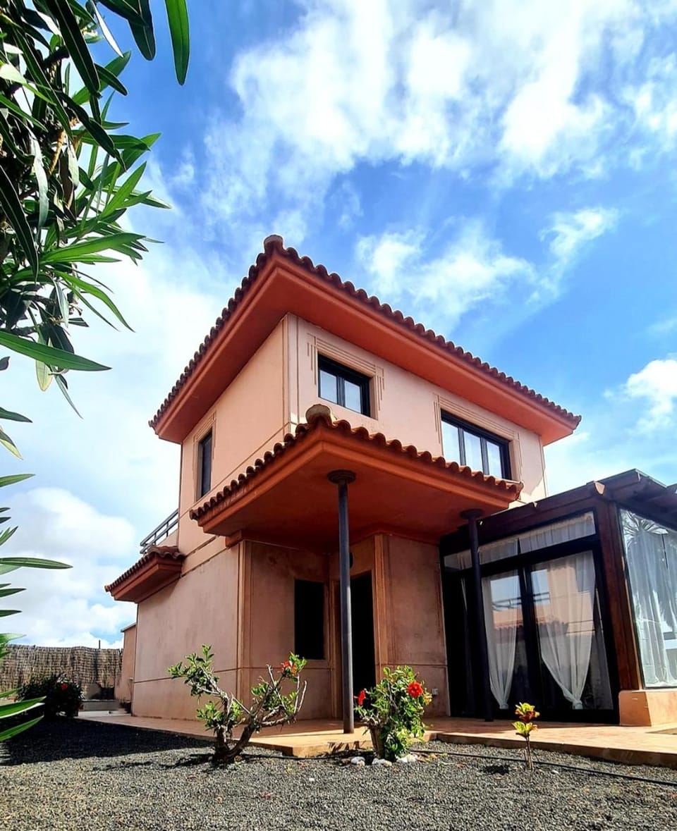 Property building, Facade/entrance, Day