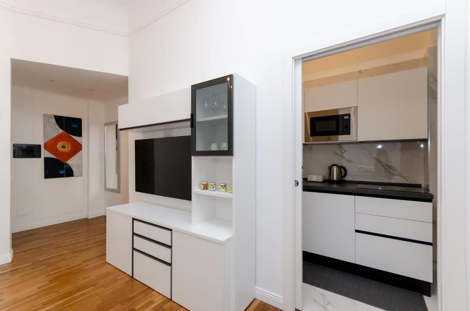 Kitchen or kitchenette, minibar, stove