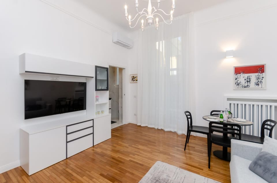 Communal lounge/ TV room, TV and multimedia, Living room, Dining area