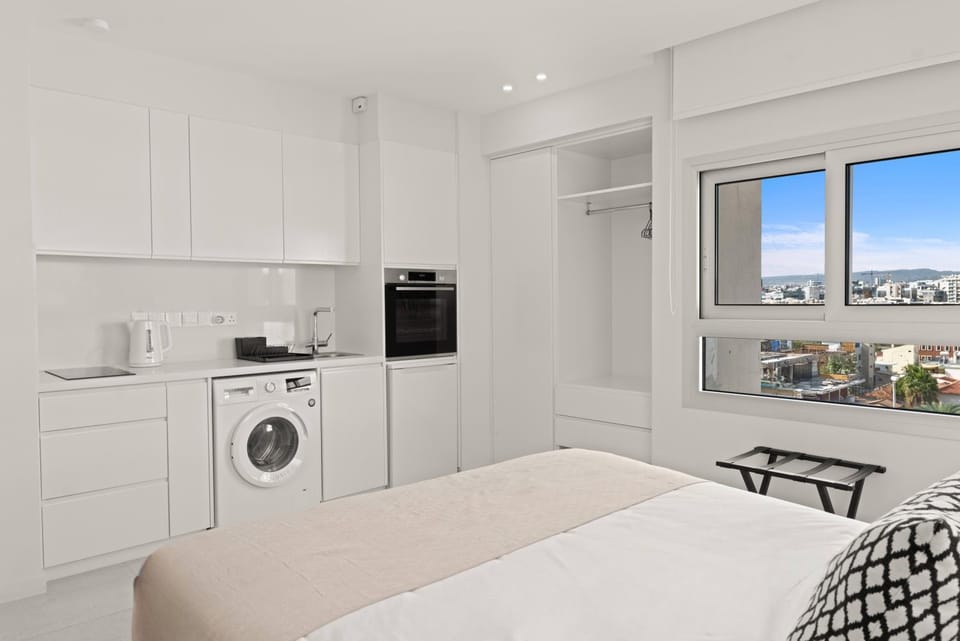 Bed, Kitchen or kitchenette, Bedroom, oven, stove, toaster, washing machine