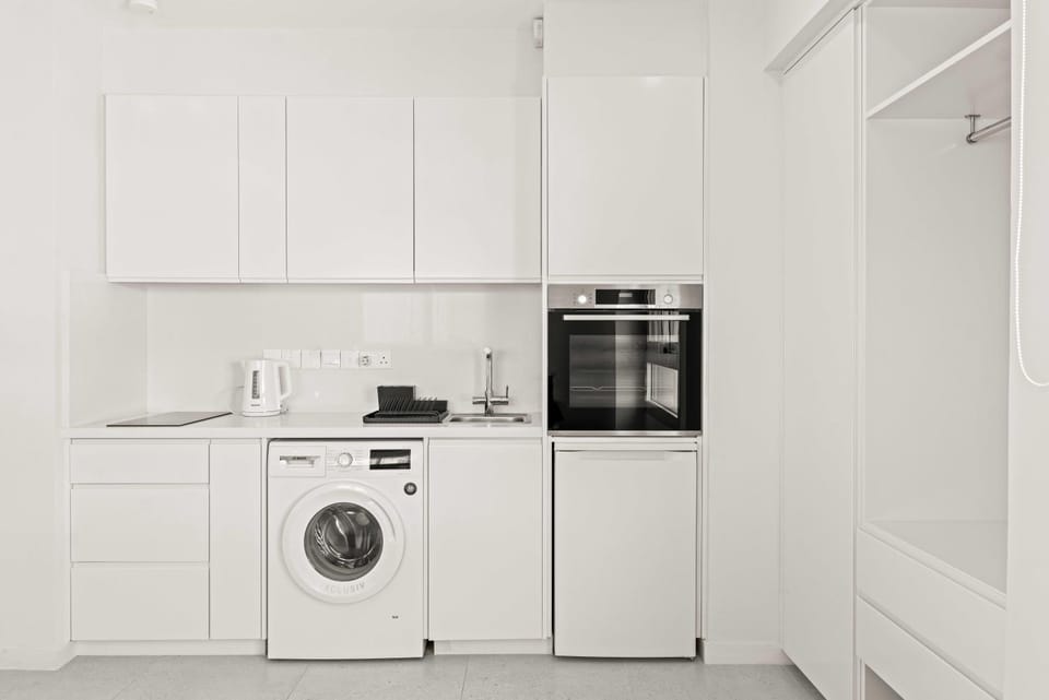 Coffee/tea facilities, Kitchen or kitchenette, oven, stove, toaster, washing machine