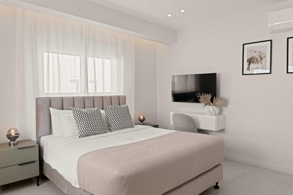 Bed, TV and multimedia, Bedroom