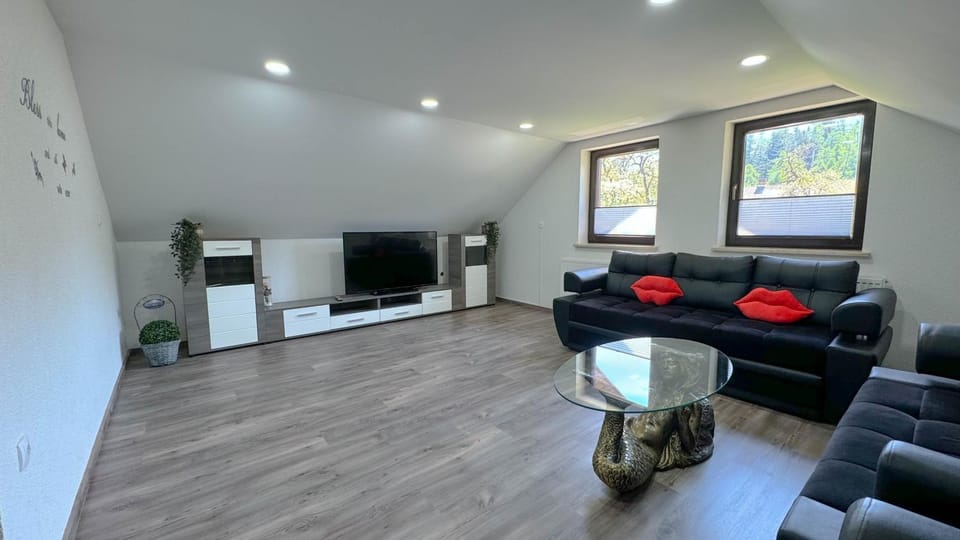 Communal lounge/ TV room, TV and multimedia, Living room, Seating area, Evening entertainment