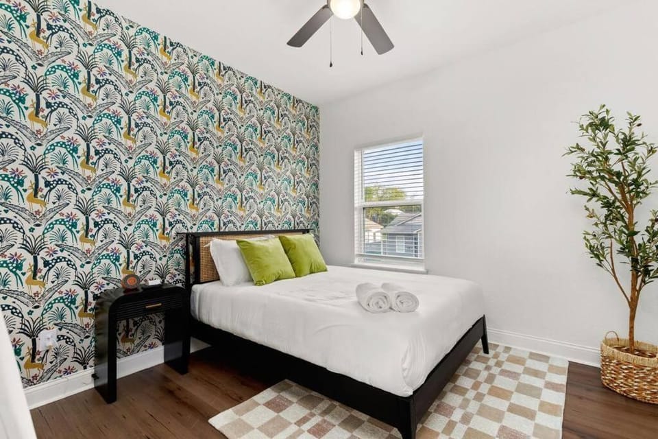 Pool-MovieTheater KING BED & 5 minutes to Alamodome House in San Antonio