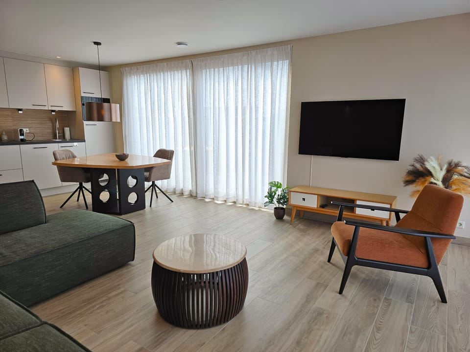 Kitchen or kitchenette, Seating area, Dining area