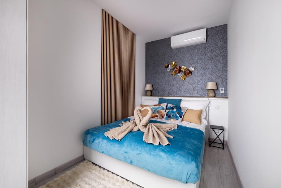 Bed, Photo of the whole room, Bedroom, towels, air conditioner