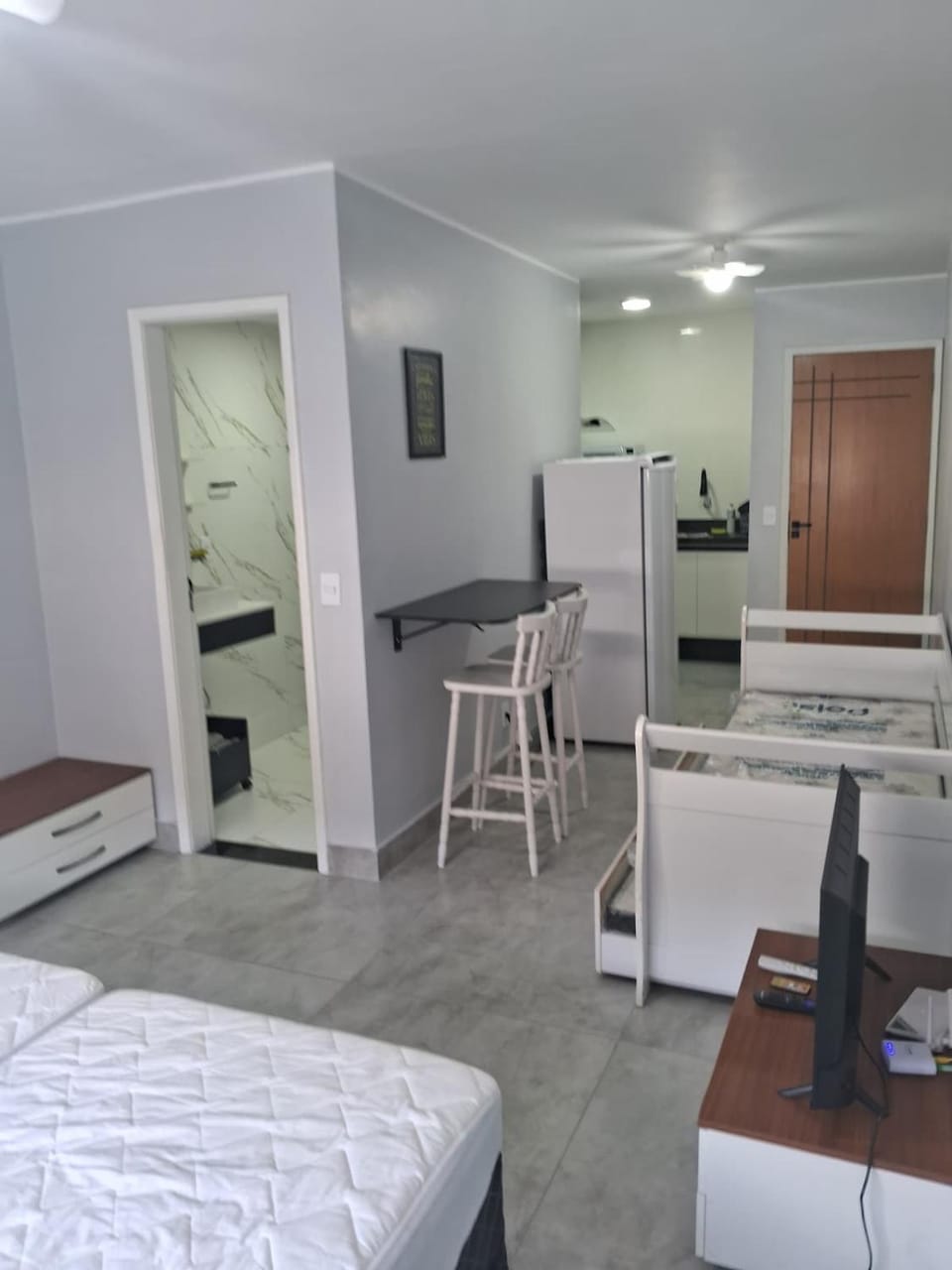 Bed, TV and multimedia, Kitchen or kitchenette, Photo of the whole room, Bedroom