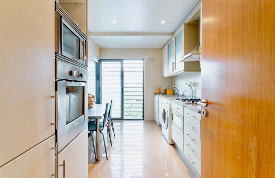 Kitchen or kitchenette, Dining area, dishwasher, oven