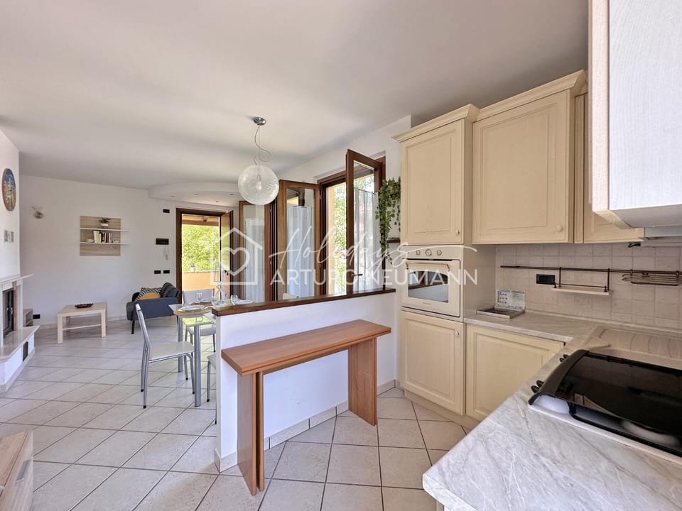 Kitchen or kitchenette, Dining area, stove