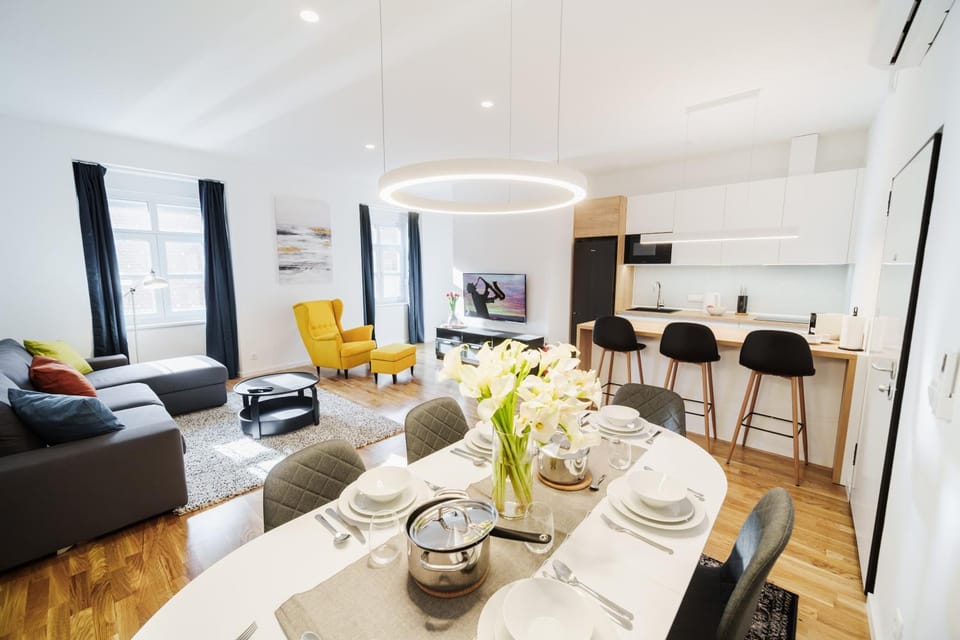 TV and multimedia, Kitchen or kitchenette, Living room, Seating area, Dining area