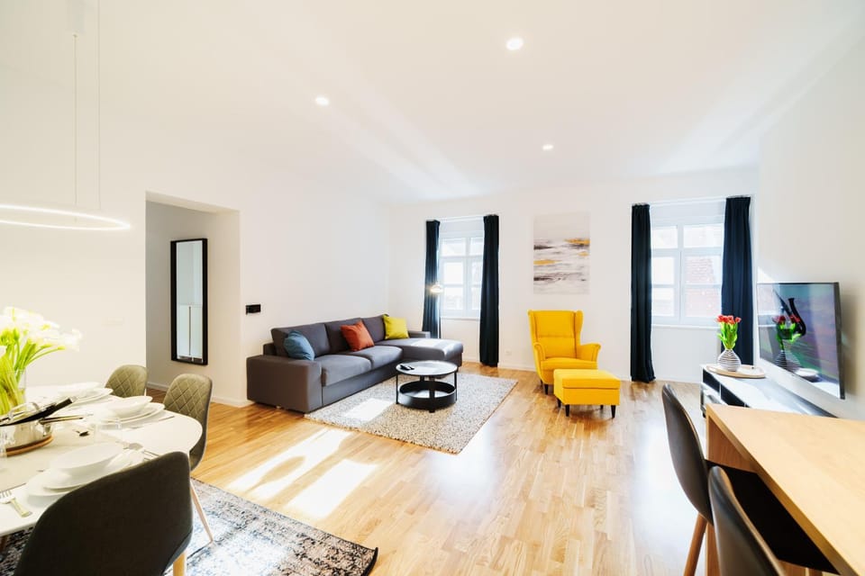 TV and multimedia, Living room, Seating area, Evening entertainment