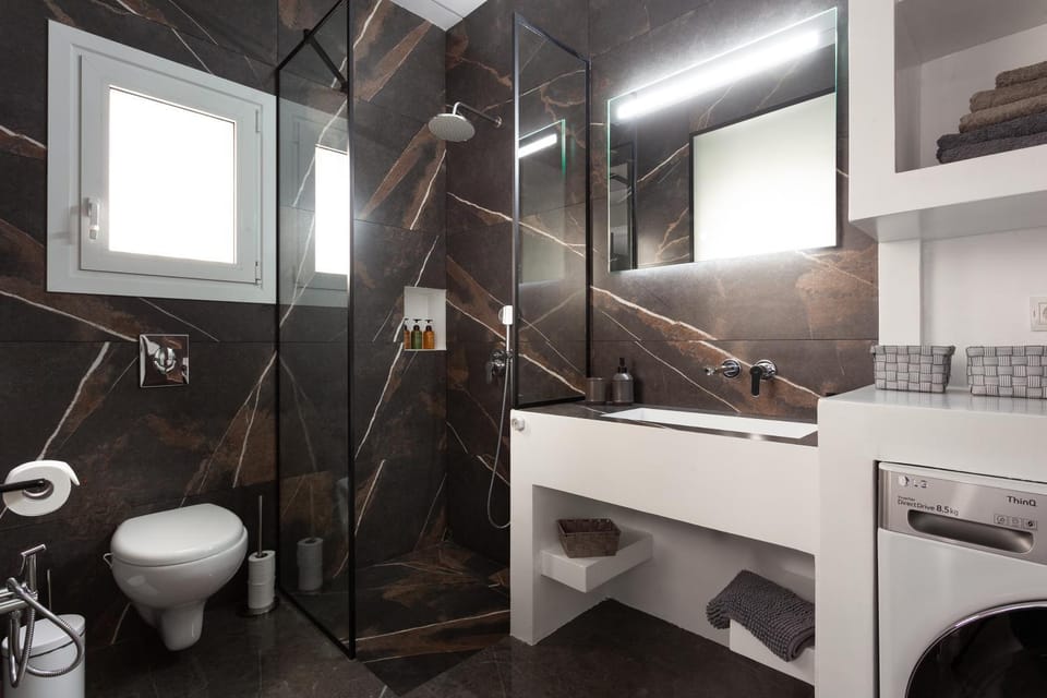 Shower, Toilet, towels