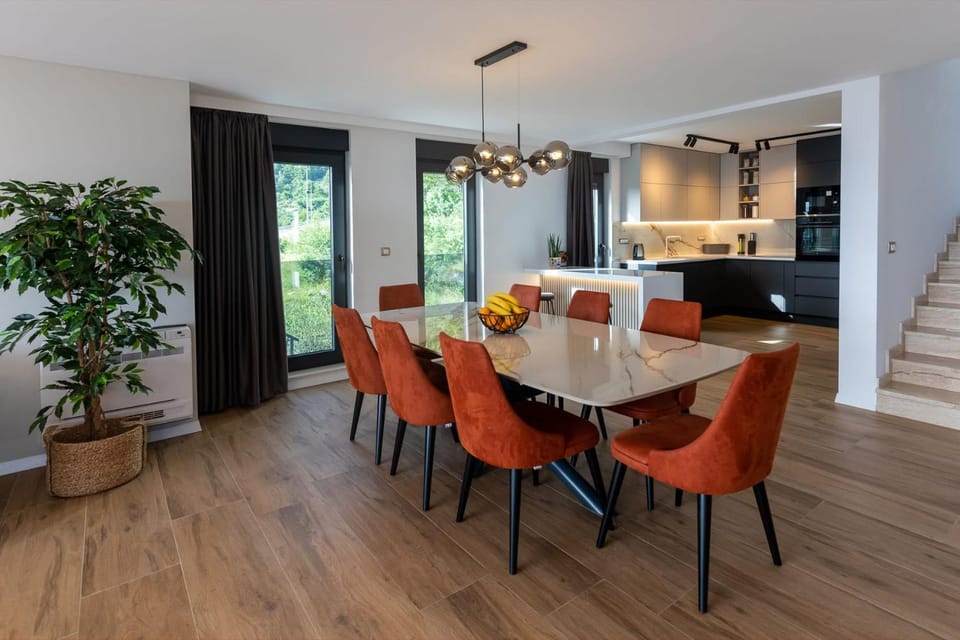 Kitchen or kitchenette, Seating area, Dining area