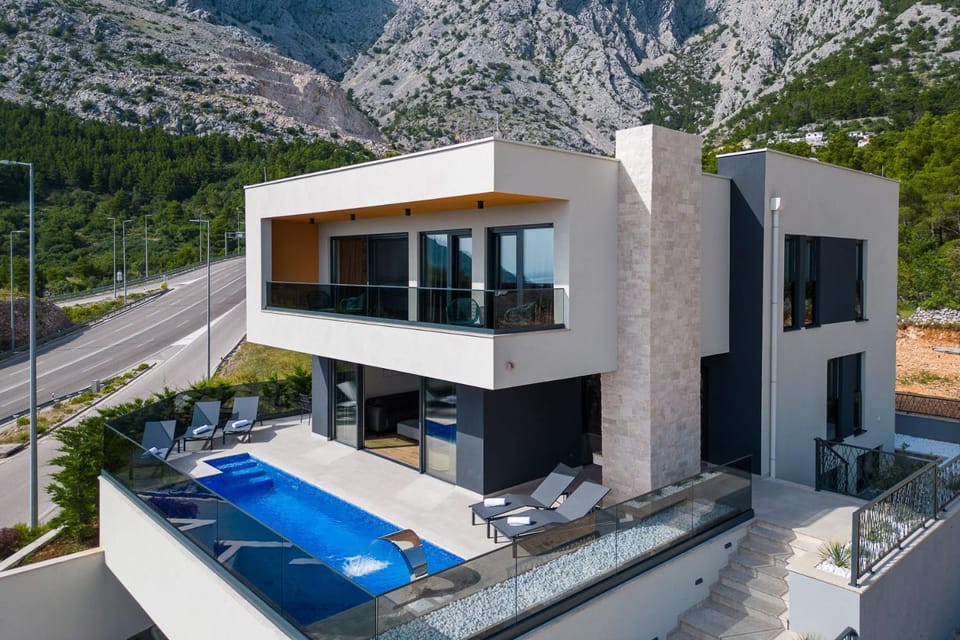 Property building, Patio, Day, Natural landscape, Mountain view, Pool view, Swimming pool, sunbed