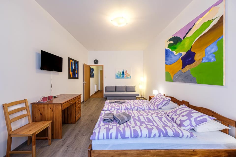 Bed, TV and multimedia, Bedroom