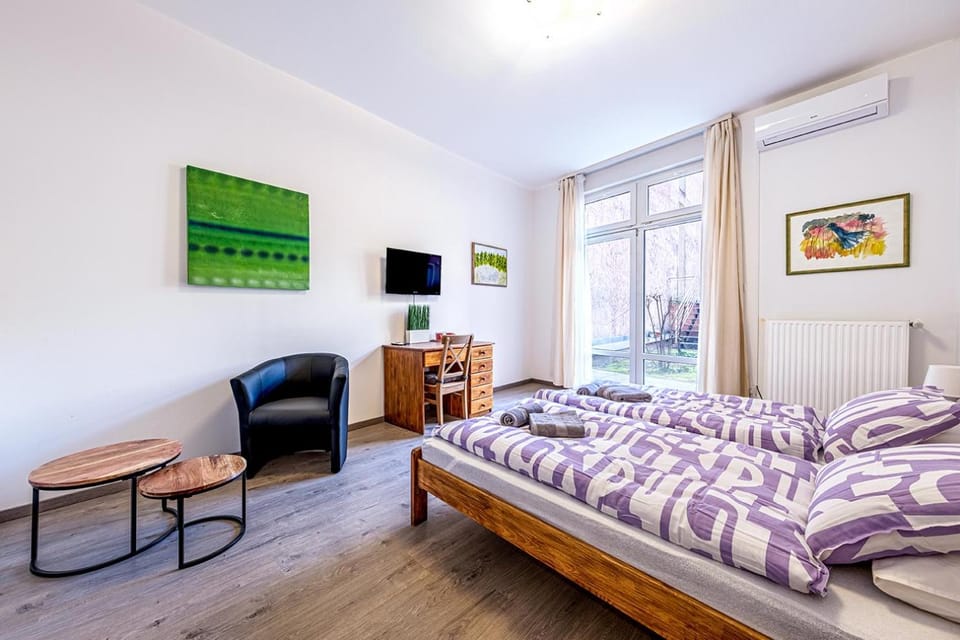 Bed, TV and multimedia, Bedroom, air conditioner