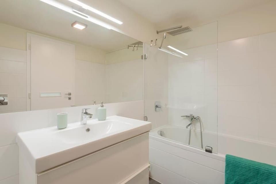 LUXURY NEW-3BDR 3BTH SAUNA!CITY CENTER Apartment in Budapest