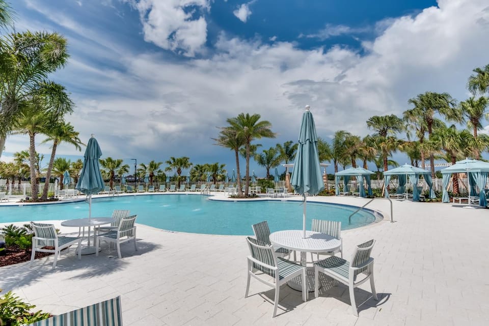Swimming pool, sunbed
