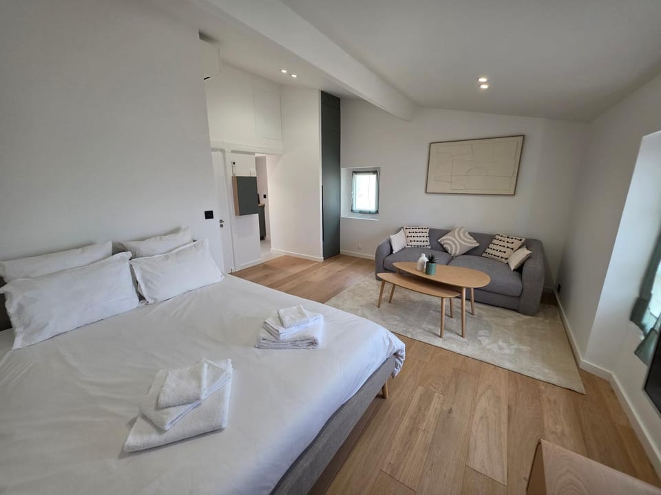 Bed, Living room, Photo of the whole room, Bedroom