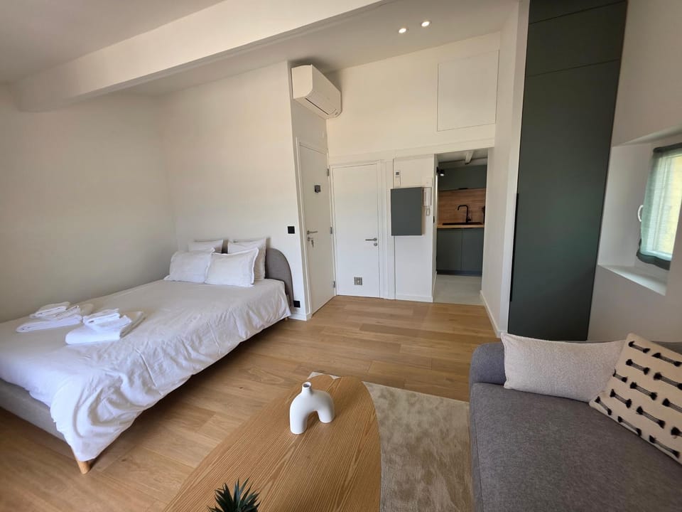 TV and multimedia, Living room, Photo of the whole room, Bedroom