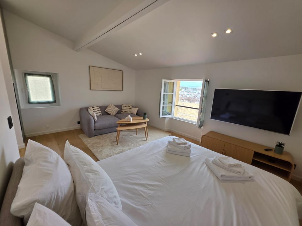 Bed, TV and multimedia, Living room, Bedroom